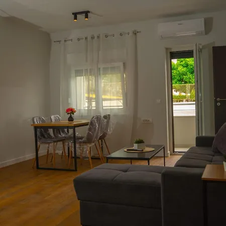 Neli Apartment *